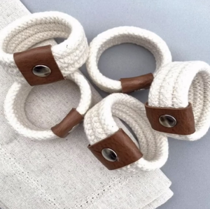 Ronds de serviette élégants en coton tissé blanc, ornés de boucles à pression en cuir chic, disponibles à prix de gros. - Product Image 1