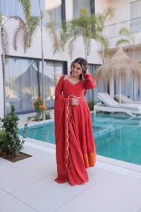 Nouvel ensemble Anarkali haut de gamme pour femmes avec dupatta à broderies riches et finition entièrement cousue pour les occasions de fête - Product Image 4