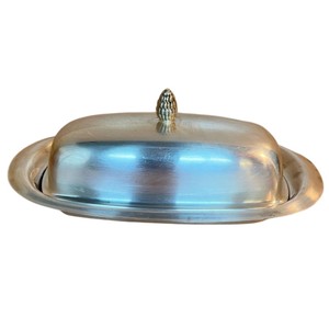 Beurrier vintage en métal chromé avec couvercle, finition miroir, récipient de service rétro avec bordure décorative festonnée - Product Image 2