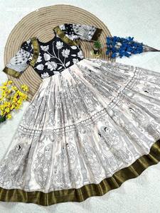 ชุดเดรส Anarkali ยาวระดับข้อเท้า ลายดอกไม้พิมพ์ลายและขอบผ้าทอ สำหรับงานเทศกาล  ผู้ส่งออกแฟชั่นสตรี ผู้ผลิตจากอินเดีย - Product Image 4