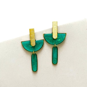 Boucles d'oreilles géométriques en résine verte avec accent doré, bijoux fantaisie pour femmes, boucles d'oreilles artistiques, artisanat en résine - Product Image 5