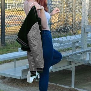 Chaqueta Corta Estilo Universitaria para Mujer, Color Verde Oscuro Gris, Estilo Bomber, Mangas de Cuero Sintético, Ropa Exterior Informal, Moda Femenina - Product Image 3