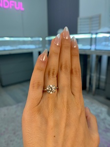 Bague de fiançailles avec halo caché en diamant rond brillant cultivé en laboratoire de 2,50 carats, or blanc 14 carats, certifiée IGI. - Product Image 2