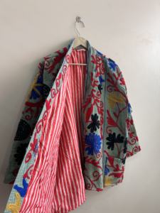 เสื้อแจ็คเก็ตปักมือซูซานีคุณภาพดีเยี่ยม แบบสั้น ผ้าควิลท์คันธา สไตล์วินเทจ ของขวัญสำหรับเธอ - Product Image 5