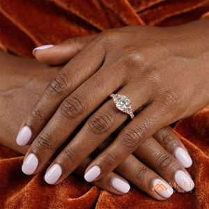 Anillo de compromiso de moissanita de corte ovalado en plata de ley chapada en oro rosa con halo oculto y engaste de puntas, regalo nupcial de lujo para mujer, EE. UU. - Product Image 3