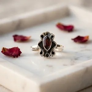 Anillo de Plata de Ley 925 con Granate Rojo Pasión, Joyería Hecha a Mano, Gema Roja Natural, Anillo de Amor, Diseño Bohemio Vintage - Product Image 3