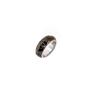 Bague sculptée texturée bicolore noir et blanc en argent sterling, design moderne à contraste, style affirmé - Product Image 5