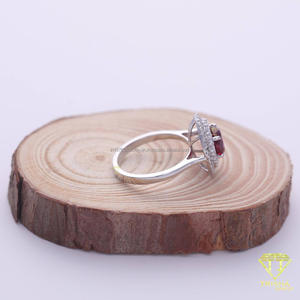 Anillo de Compromiso con Diamante Cultivado en Laboratorio y Rubí, Corte Redondo, Oro Blanco, Estilo Vintage, Regalo de Boda o Aniversario para Mujer - Product Image 3