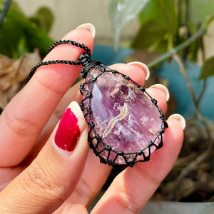 สร้อยคอจี้หินอะเมทิสต์ทำมือ รูปทรงหยดน้ำสีม่วง เชือกสีดำ สไตล์โบโฮ เครื่องประดับเพื่อการบำบัด - Product Image 2
