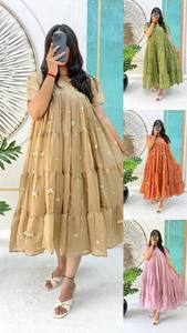 Robe midi élégante pour l'été, ornée de cœurs partout sur le devant, avec une ligne de décolleté qui sublime la silhouette. - Product Image 2