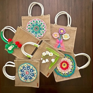 Bolsas de Yute Elegantes con Asas Resistentes y Atractivo de Tela Natural para Compras, Regalos, Empaques Minoristas y Eventos - Product Image 1