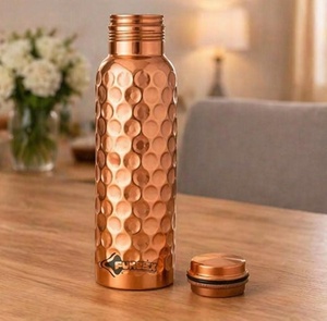 Botella de Agua de Cobre Pursuit con Acabado Martillado y Dos Tazas a Juego, Juego de Bebidas Portátil para el Hogar - Product Image 5