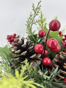 Arreglo Navideño Clásico de Bayas Rojas y Pino en Cesta Tejida, Decoración Navideña Reutilizable y Duradera para Mesa - Product Image 4