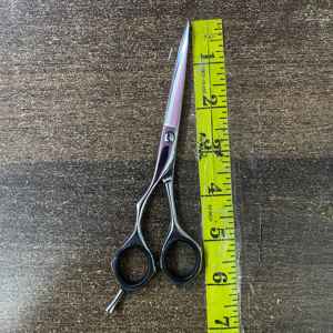 กรรไกรตัดผมสำหรับคนถนัดขวา ใบมีดตรง ปลายคม ผลิตจากเหล็กกล้าไร้สนิมญี่ปุ่น น้ำหนักเบา ด้ามจับขนาดกลาง สำหรับร้านทำผมและจัดแต่งทรงผม - Product Image 3