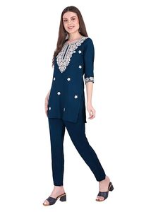 SAZU Ensemble kurta et pantalon pour femme en Chanderi brodé de fleurs, bleu marine, manches trois quarts - Product Image 2