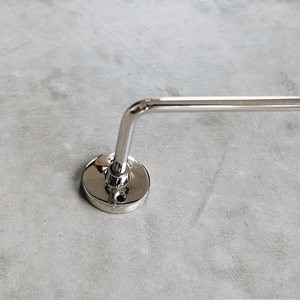 Ensemble de porte-serviettes mural en métal au design minimaliste avec finition chromée et trois barres pour salle de bain moderne - Product Image 2