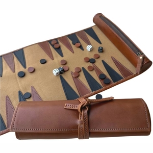 Jeu de backgammon de voyage de luxe personnalisé en cuir, portable, en toile suédée, avec poche zippée - Product Image 1