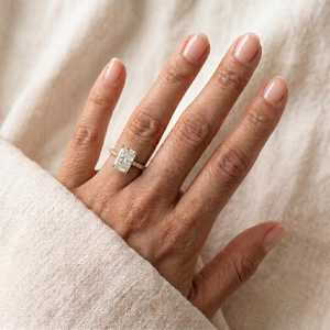 Bague de promesse romantique en moissanite taille radiant de 2 carats pour femme, en argent 925 plaqué jaune, pour cadeau de mariage - Product Image 4