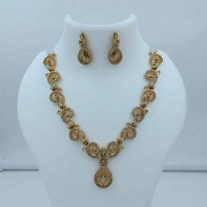 Parure de bijoux de mariée classique en alliage plaqué or avec cristaux et strass pour femme – Collier et boucles d'oreilles - Product Image 1