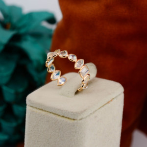 Anillo de Eternidad Multicorte de Piedra Lunar Arcoíris Natural en Oro Amarillo Sólido de 18K – Anillo de Racimo con Engaste de Bisel de Formas Mixtas, Piedra de Nacimiento de Junio - Product Image 4