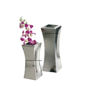 Vase à fleurs martelé en métal de conception élégante pour les vases intérieurs décoratifs en métal de finition argentée de table de salon - Product Image 1