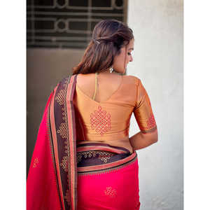 ผ้าไหมสีชมพูเนื้อนุ่มแบบดั้งเดิม ปักลายซารีแบบตัดกัน สำหรับงานแต่งงาน โดย Elite Weaves น้ำหนัก 650 กรัม - Product Image 3