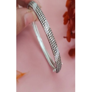 Brazalete Elegante de Primera Calidad con Acabado Plateado y Piedras, para Uso en Eventos Modernos y Tradicionales, para Mujer - Product Image 1