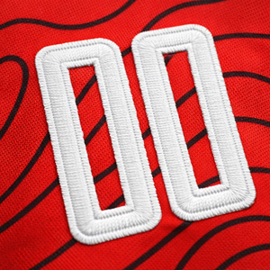 เสื้อฟุตบอลคอวีแบบซับลิเมชั่นสั่งทำพิเศษ ไซส์พลัส ป้องกันแบคทีเรีย แห้งเร็ว ระบายอากาศได้ดี ผลิตจากโพลีเอสเตอร์ 100% สำหรับสโมสรและทีม OEM - Product Image 3