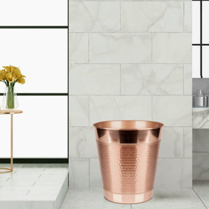 Poubelle en métal qui rehausse l'ambiance des suites de luxe, son éclat accroche l'attention sans être intrusif. - Product Image 2