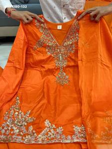 Impresionante conjunto de Mul Chanderi de colores vibrantes con top y dupatta con bordados a mano, fabricado en India. Compra en línea en India. - Product Image 3