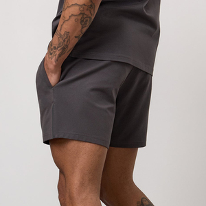 Shorts de sport pour hommes de qualité supérieure, style streetwear, pour la course et la gym, faible MOQ, confortables, motif uni, service OEM disponible, 100% polyester - Product Image 3