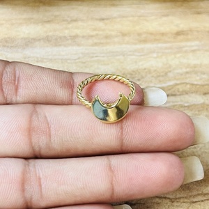 Bague Lune Croissante Torsadée en Laiton Plaqué Or 18 carats pour Femme, Vente Chaude, Idéale pour la Vente en Gros/OEM/ODM - Product Image 2