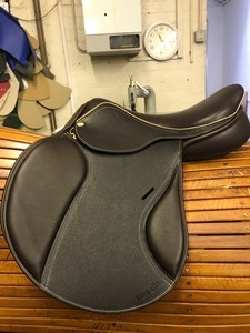 Silla de Montar de Cuero para Entrenamiento y Competición Ecuestre con Costuras Reforzadas, Paneles Ajustables y Soporte de Estabilidad para el Jinete - Product Image 2