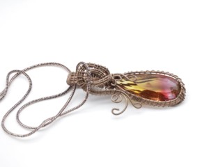 Collar de Vidrio Hecho a Mano con Colgante Envuelto en Alambre de Cobre |   Collar de Cristal Estilo Boho, Regalo para Mujer - Product Image 2