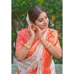 Sari en soie douce blanc et rouge Elite Weaves avec motif floral Zari tissé, robes de soirée Durga Pooja pour occasions festives 650g - Product Image 1