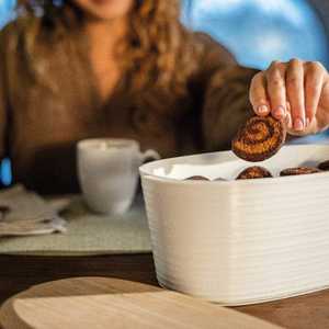 Conteneur de rangement moderne en métal avec couvercle en bois pour l'organisation de la cuisine et du garde-manger à la maison, et utilisation décorative sur comptoir - Product Image 5
