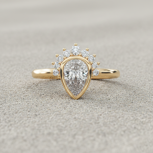 Anillo de compromiso Stonewels con diamantes engastados en bisel de pera y tiara, oro de 14k |   Certificado de Cultivo en Laboratorio |   Propuesta de Matrimonio Romántica con Corona de Halo de Lujo - Product Image 4