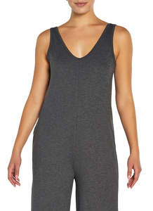 จั๊มสูทกีฬาผู้หญิง OEM แบบเป็นมิตรต่อสิ่งแวดล้อม ผลิตจากผ้าสแปนเด็กซ์/ไนลอน ทรงเปิดหลัง สีเทาเข้ม แขนกุด คอกว้าง ขากว้าง ทรงครอป - Product Image 4