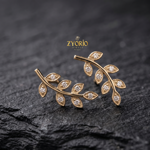 Pendientes de Oro de 14K con Flecha y Diamantes Cultivados en Laboratorio, Certificados por IGI, Micro Pavé Blanco D.E., de Zyorio Jewels Color E Joyería Fina de Lujo - Product Image 2