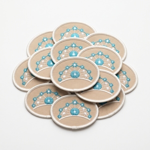 Badge rectangulaire personnalisé en gros, motif rose de la boussole dorée et étoile nautique, avec applique en sergé blanc cassé et bordure crème - Product Image 3