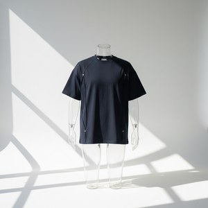 เสื้อยืดแขนสั้นสีน้ำเงินเข้มสำหรับผู้ชาย ทรงปกติ คอกลม สวมใส่สบาย ผลิตจากผ้าฝ้ายเจอร์ซีย์ 100% ระบายอากาศได้ดี สีพื้น ดีไซน์แบบถัก - Product Image 1