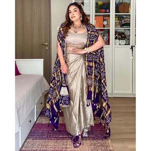 DISEÑADOR CHINON IMPRESO Y ENCAJE CON KODI LATKAN WORK TOP DHOTI CON KOTI DE BLANCO - Product Image 1