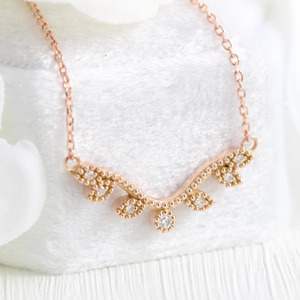 Collar con Colgante Floral en Oro Rosa y Barra de Diamantes Cultivados en Laboratorio - Product Image 3
