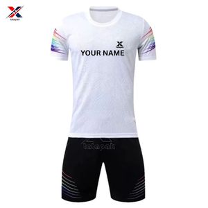 เสื้อกีฬา 7V7 แห้งเร็ว ผลิตจากโพลีเอสเตอร์ 100% พร้อมโลโก้และชื่อทีมแบบกำหนดเอง ออกแบบเสื้อแขนสั้นคอวี ชุดทีมอย่างเป็นทางการ ขายส่ง - Product Image 1