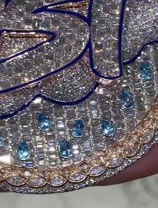 Collar con Colgante de Letra Personalizada con Diamantes Cultivados en Laboratorio y Piedras Laterales Azules, Estilo Urbano con Medalla Circular - Product Image 3