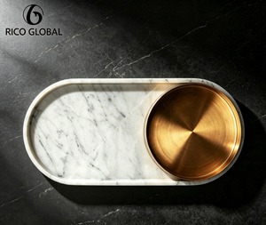 Plateau d'appoint ovale de luxe en marbre avec finition dorée pour la décoration moderne de la maison et de l'hôtel - Product Image 1