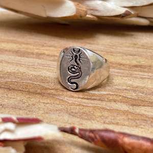 Anillo de Sello Gótico con Serpiente para Hombre, Plata Oxidada, Diseño de Símbolo de Serpiente, Motivo Animal Audaz, Venta al por Mayor para Fiestas - Product Image 4