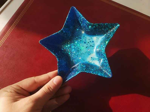 Bol décoratif en résine fait main, porte-bijoux, plat à bibelots en époxy coloré, plat de service moderne, idée cadeau parfaite - Product Image 1