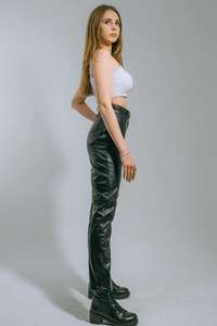 Pantalon en similicuir noir – Pantalon en cuir vegan à taille haute et jambes larges |   Streetwear Unisexe Fait Main - Product Image 2