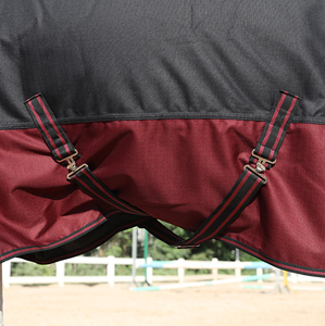 Manta y Alfombra para Caballos Impermeables y Transpirables Personalizadas al por Mayor con Refuerzos Altos y Forro de Nailon Rojo para Uso en Carreras - Product Image 4